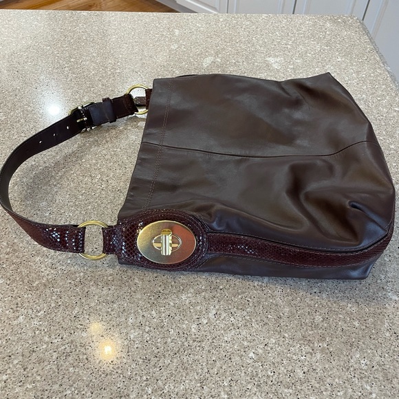 Coach chocolate brown leather shoulder bag with croc leather & gold hardware - Picture 4 of 6